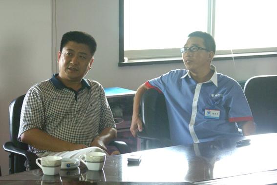 董事長(zhǎng)魏國(guó)平博士與大連理工大學(xué)國(guó)家精細(xì)化工重點(diǎn)實(shí)驗(yàn)室呂連海教授進(jìn)行技術(shù)交流和研討